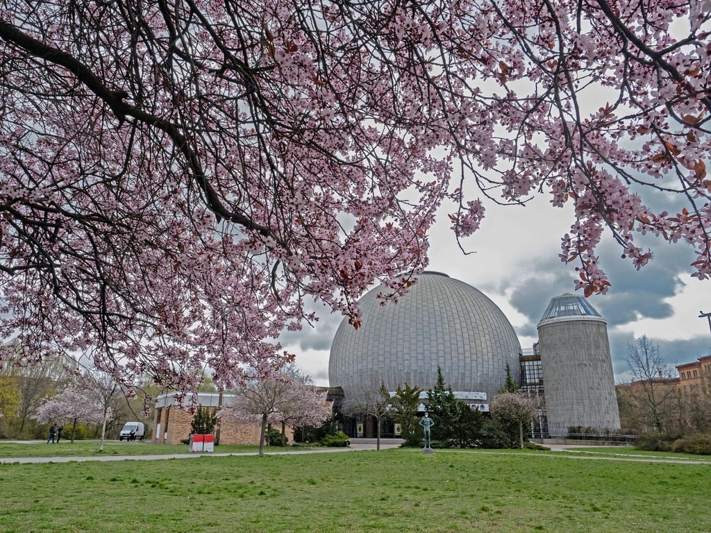 Das Zeiss-Planetarium im Frühling.