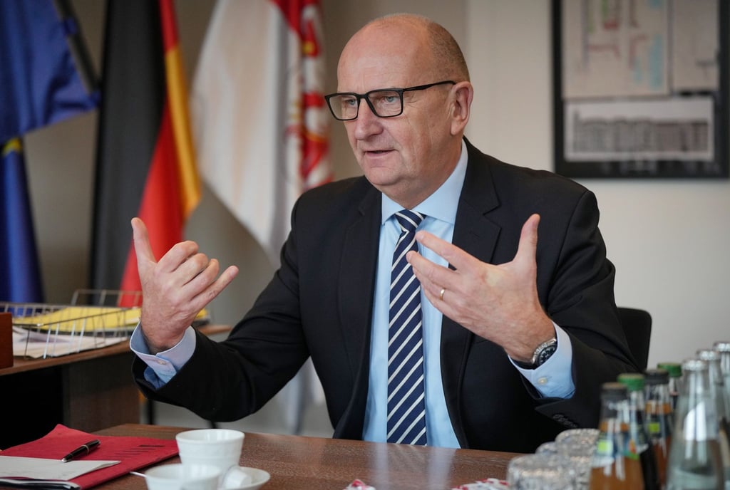 Dietmar Woidke (SPD), Ministerpräsident von Brandenburg, spricht in seinem Büro.