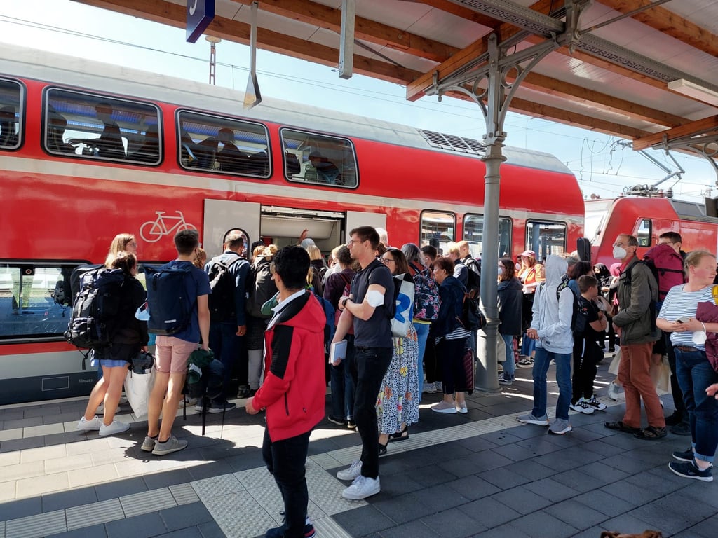 Dichtes Gedränge auf dem Stendaler Hauptbahnhof.