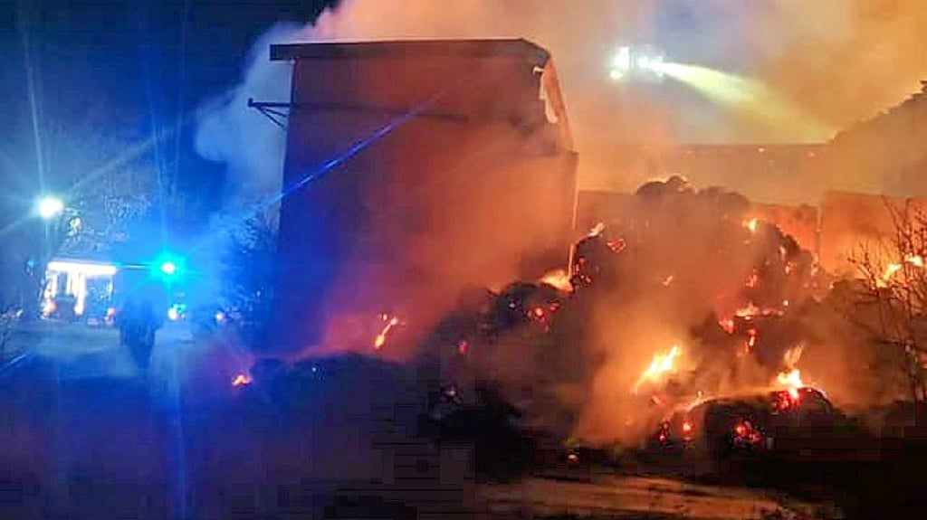 Eine Scheune mit Strohballen brennt in Amesdorf bei Güsten.