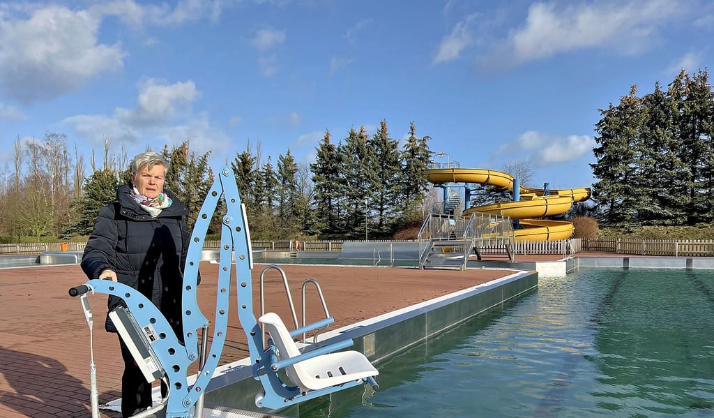 Badleiterin Tabea Techel zeigt einen Beckenlift. Damit können Menschen mit Behinderungen die Becken im Havelberger Freibad nutzen. In der näheren Umgebung ist ihr kein Freibad bekannt, das diese Möglichkeit bietet.