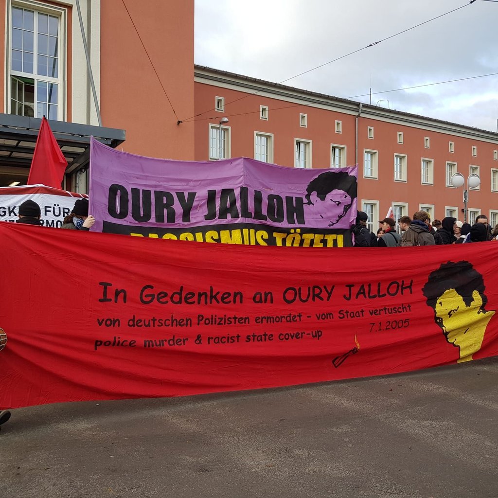Vor dem Dessauer Hauptbahnhof treffen Hunderte Demonstranten ein. Sie tragen dises Mal ungewöhnlich viele Transparente mit sich.