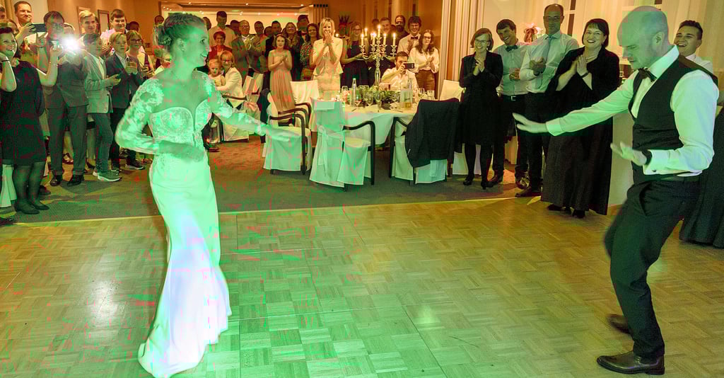 Lisa und Kieran Schneider haben im Berghotel Ilsenburg geheiratet. Das Hotel wurde zur zweitbeliebteste Hochzeitslocation Sachsen-Anhalts gewählt.
