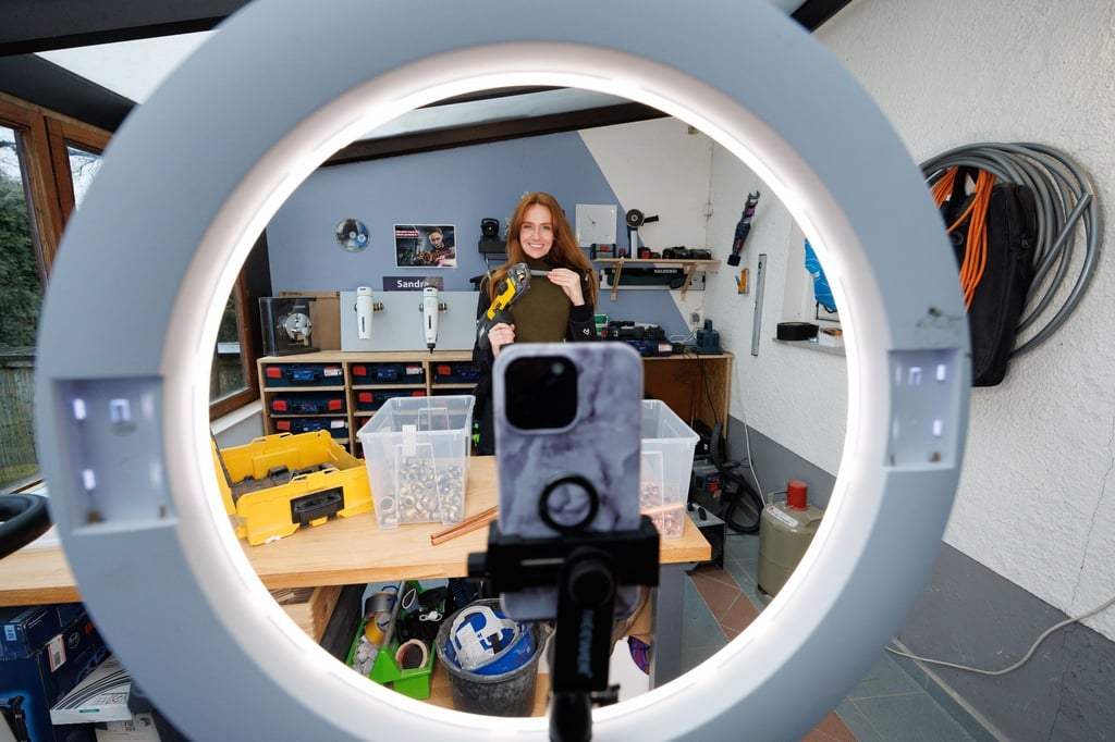 Mit 120.000 Instagram-Followern ist Sandra Hunke eine der erfolgreichsten Handwerks-Influencer in Deutschland. An ihrem Job als Klempnerin lässt sie ihre Followerschaft teilhaben.