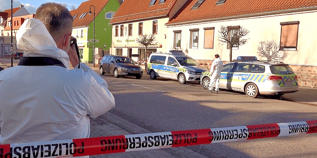 Nach dem Raubüberfall wurden von der Polizei im Geschäft und im Umfeld Spuren gesichert. Die Martin-Schwantes-Straße war dafür gesperrt.