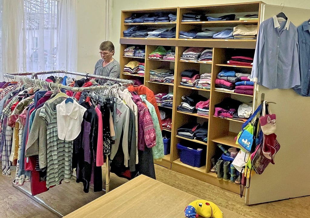 Sigrid Skopp ist eine der Betreuerinnen der DRK-Kleiderkammer in Tangerhütte. Die Nachfrage nach gebrauchter Kleidung für Groß und Klein steigt.