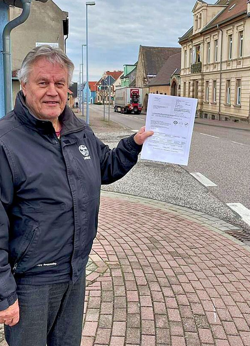 Karl-Heinz Groth freut sich über die Tempo-30-Zone in Peißen.