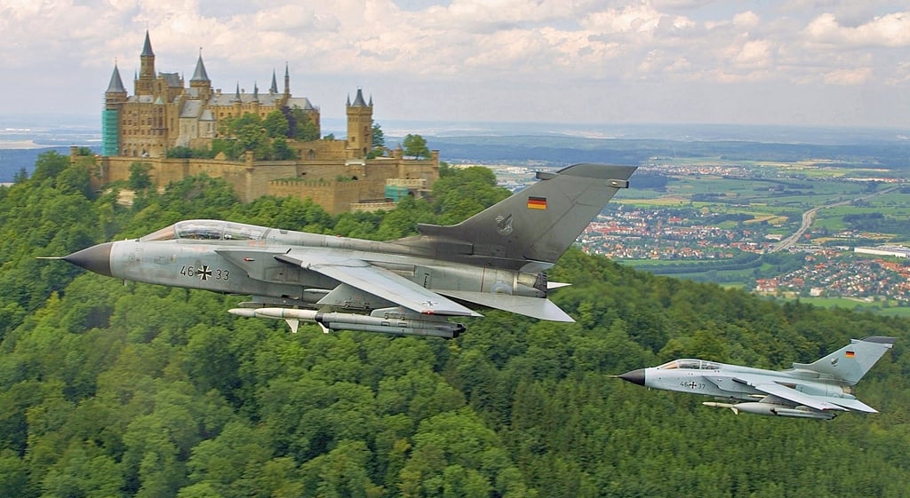 Auf den ersten Blick das Schloss Wernigerode, auf den zweiten die Märchenburg Hohenzollern, die auf Sichtweite von Bundeswehr-Tornados passiert wird. Ganz ähnlich sind Bilder und Lärmpegel, wenn die Luftwaffe mit ihren Tornados im Tiefflug Wernigerode und die Harzregion überfliegt.