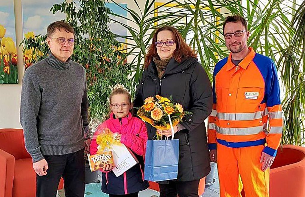 Lousia Stelter und ihre Mutter freuen sich über das iPad. Dieses übergaben Textplast-Geschäftsführer Torsten Kreiseler (l.) und Betriebsrat Michael Giesel (r.)
