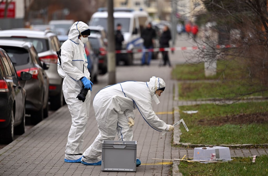 Spezialisten untersuchen einen Tatort in der Erfurter Pestalozzistraße.