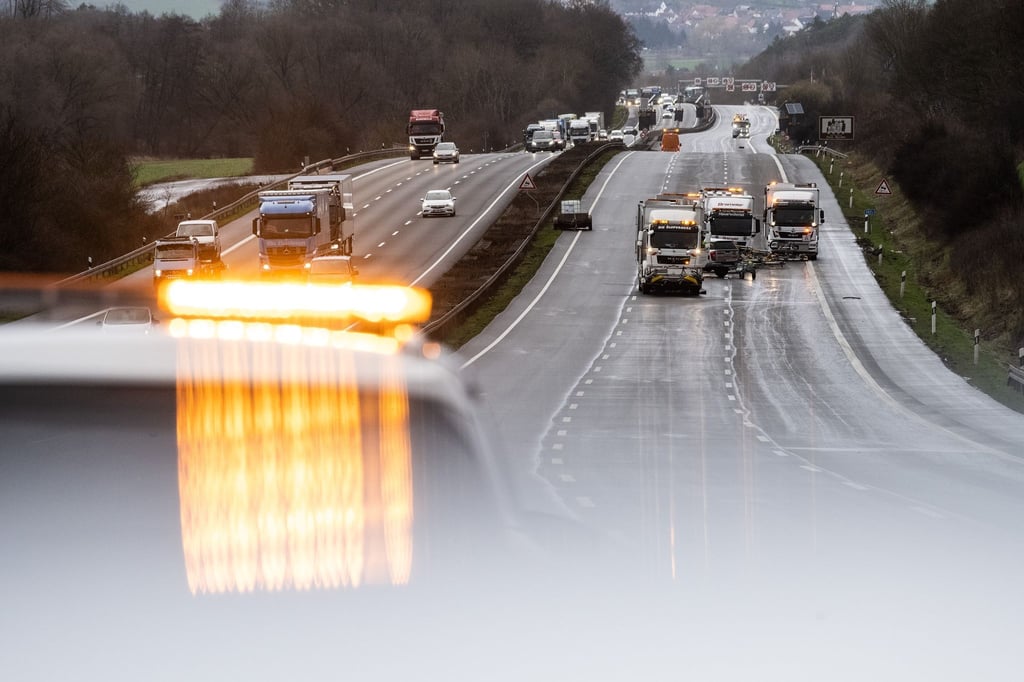 Spezialfahrzeuge reinigen die Fahrbahn der Autobahn 7.