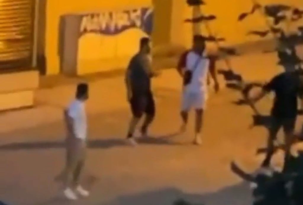 Ein auf Facebook veröffentliches Video zeigt vier Männer in der Straße "Hohe Bude" in Stendal. In der Nacht vom 20. zum 21. Juli 2022 sollen Schüsse auf dem Marktplatz gefallen sein. Auf dem Video ist ein lauter Knall zu hören.