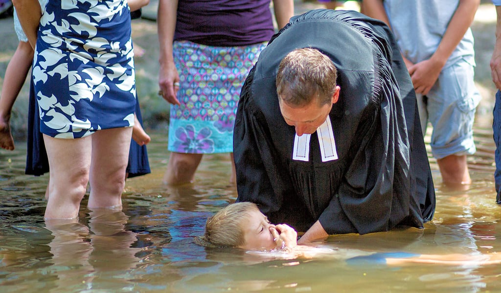 Bei dem geplanten Tauffest des Kirchenkreises Stendal in Arneburg können sich Interessenten unter anderem in der Elbe taufen lassen. Eine Taufschale steht für diejenigen breit, die sich nicht in den Fluss trauen.