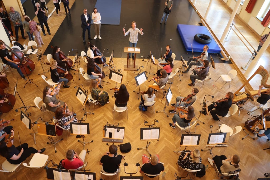 Das Kiewer Sinfonieorchester mit Dirigent Ivan Stetskyi probt in der Theater Fabrik in Gera.