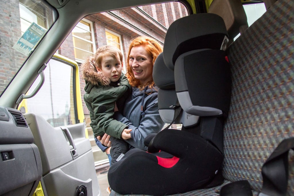Zwar gilt die Rückbank für Kinder als der sicherere Platz zum Mitfahren, aber auch vorn ist grundsätzlich die Mitnahme erlaubt.