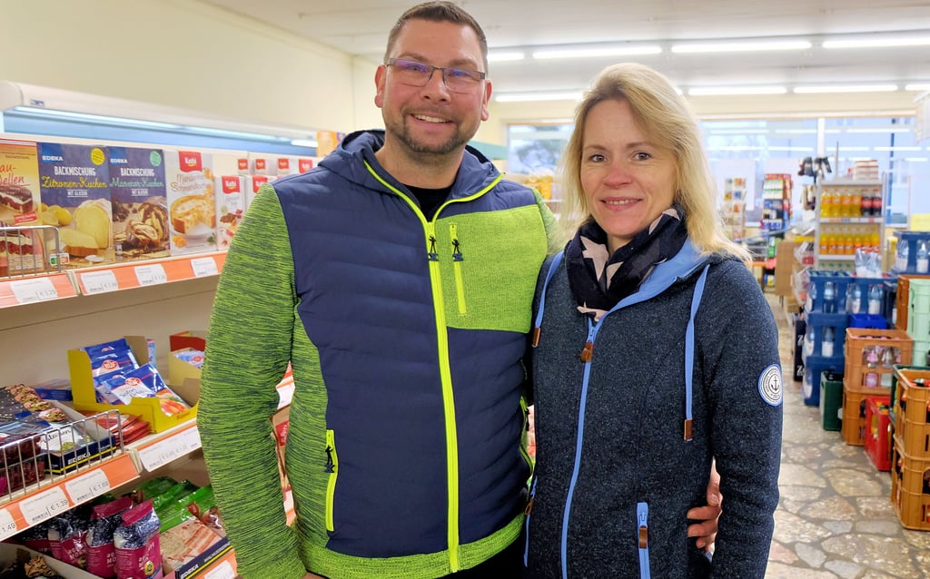 Kevin Wolters ist seit einem Jahr Chef des Konsums in Klöden. Seine Ehefrau Jenny unterstützt ihn dabei.