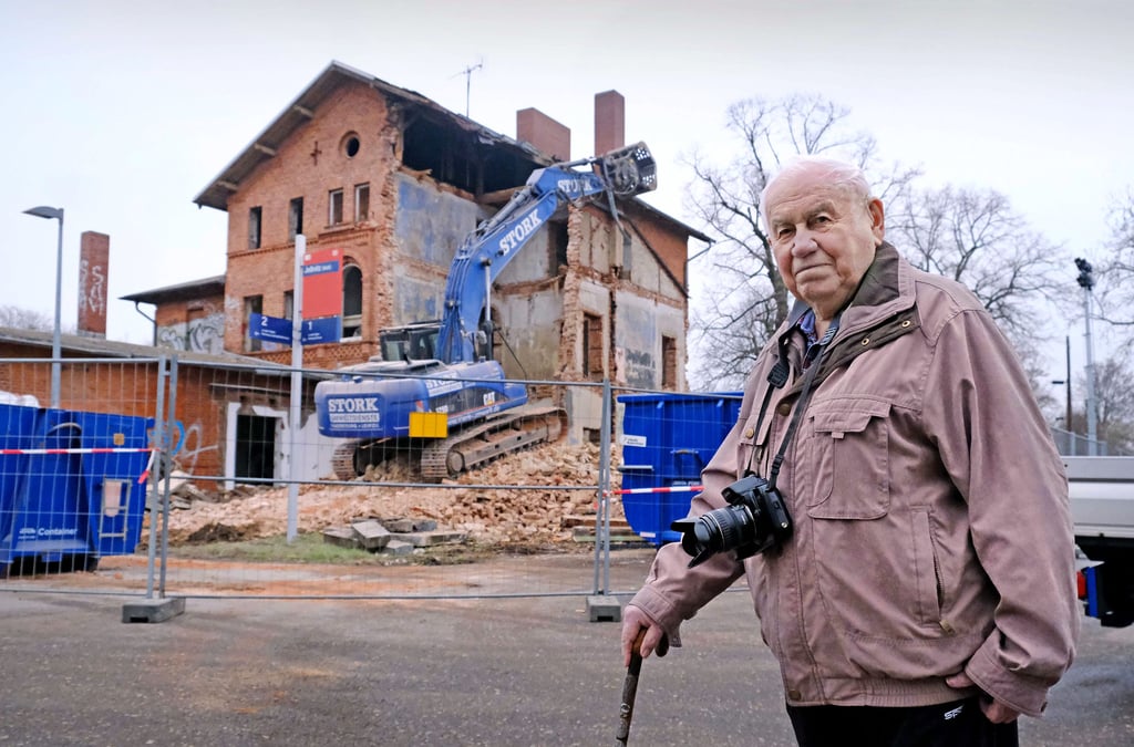 Helmut Ernst hielt Jeßnitz als  Chronist und einstiger  Bürgermeister  stets im Bild fest. Nun rückt er den Abriss des Bahnhofs in den Fokus.
