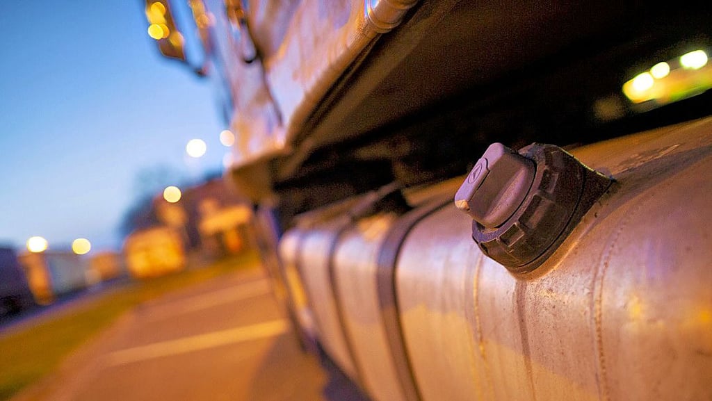 Dieseldiebe haben in Oschersleben aus einem Lkw mindestens 300 Liter Diesel abgezapft.