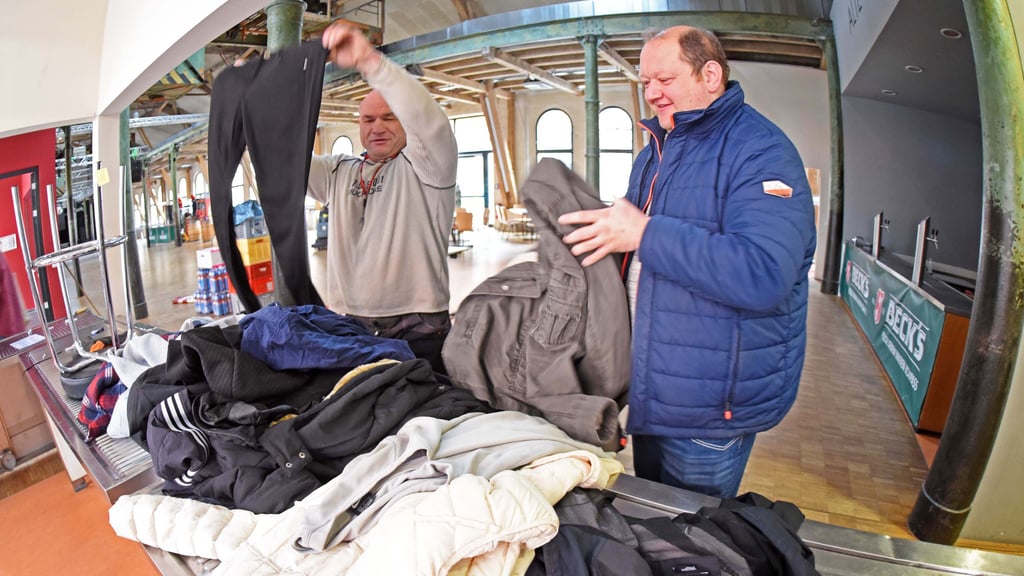 Nach der Party bleibt einiges liegen. So wie jüngst in der Alten Hobelei in Aschersleben. Christian Billert und Martin Rothe (r.) verwahren die Funde.