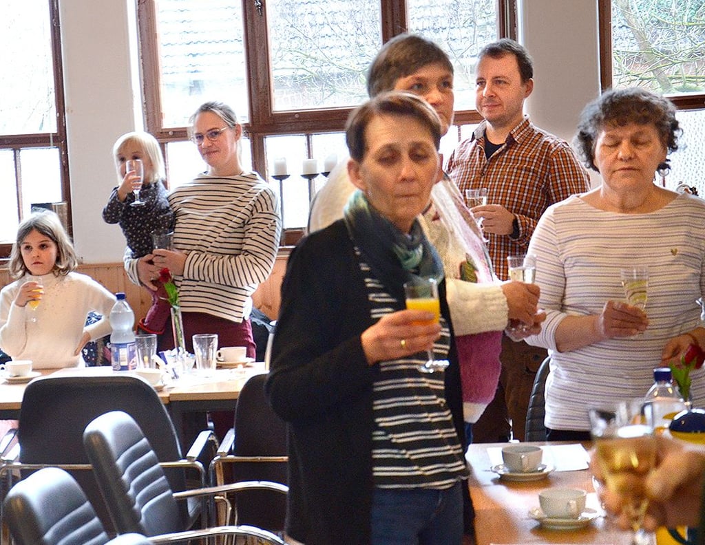 Mit einem Glas Sekt oder Saft stießen Vertreter der Kirchengemeinden und weitere Gäste auf das neue Jahr an.