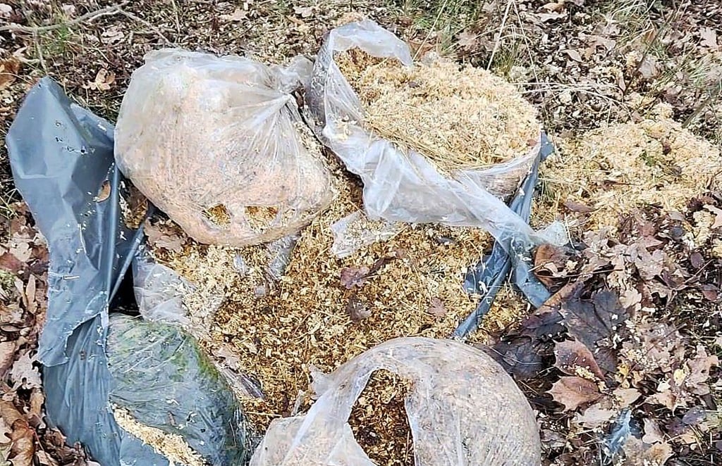 Säcke mit Kaninchenstreu lagen auch am Wegesrand. Die Säcke nahm der Umweltsünder nicht mit, obwohl die Streu Kompost ist.