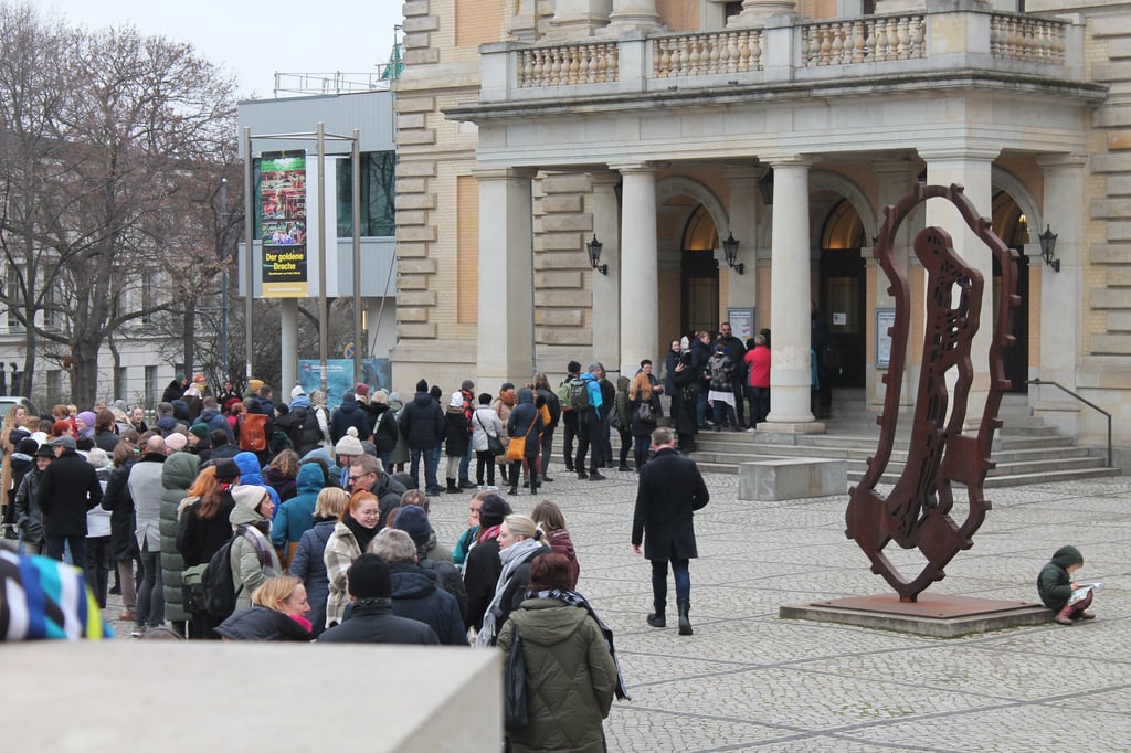 Hunderte Hallenser waren am Samstag beim Kostümverkauf in der Oper Halle.