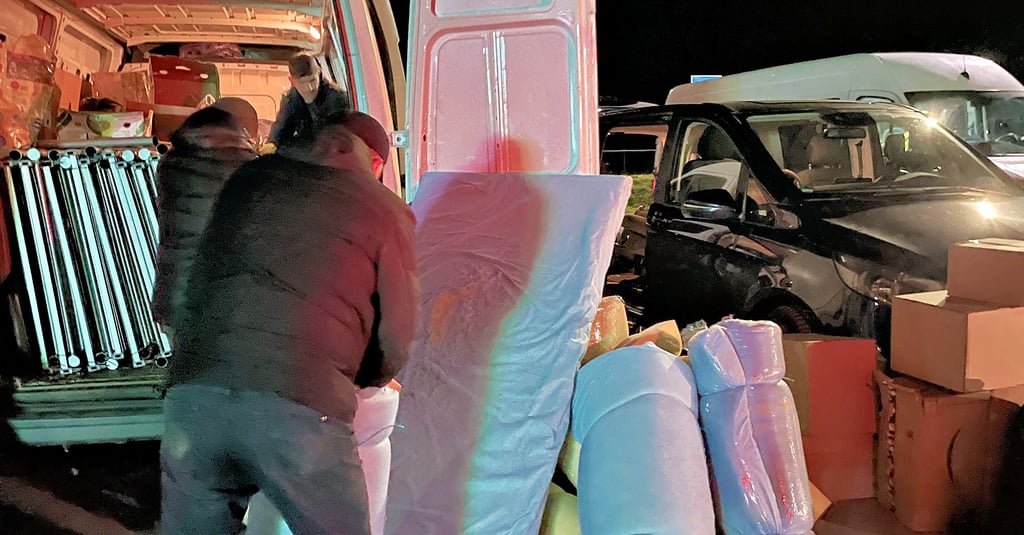 Gleich hinter der ukrainischen Grenze wurde mitten in der Nacht tatkräftig angepackt, um die Hilfsgüter zügig von den deutschen Fahrzeugen in einen Transporter der Ukrainer umzuladen.