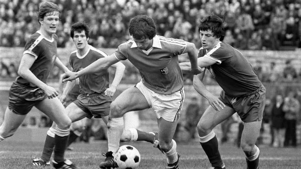 FCM-Legende Jürgen Sparwasser (m.) gegen Artur Ullrich (r.) beim FDGB-Pokalfinale 1978/79 gegen den BFC Dynamo.