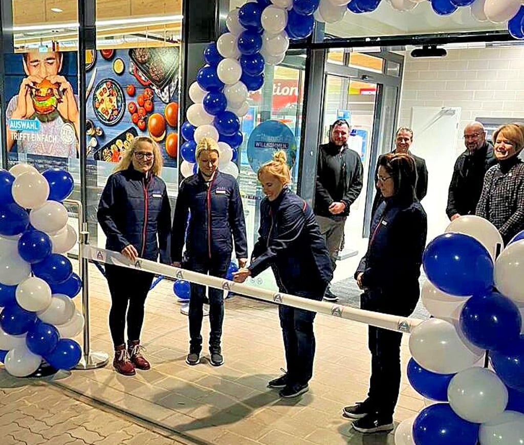 Schnitt durch’s Flatterband: Der neue Aldi-Markt in Gröningen ist eröffnet. Foto: Aldi