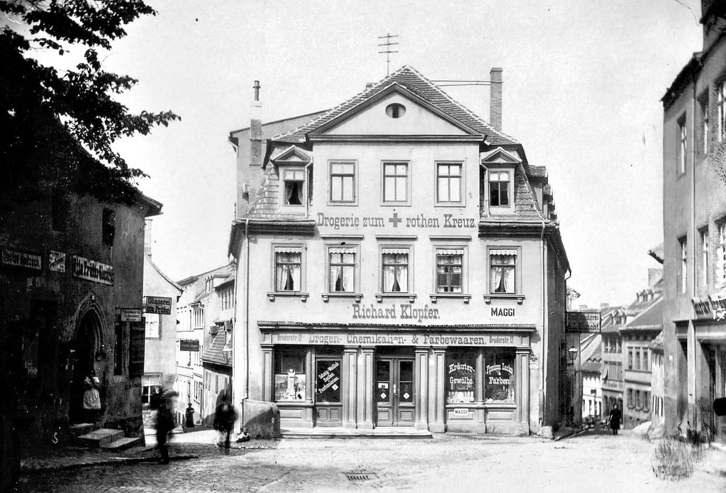 Am unteren Ende der Brüderstraße trafen einst Gotik, Barock und Renaissance in Gestalt der Häuser Brüderstraße 13, 12 und 11 (von links) wie in einer Theaterkulisse aufeinander. Nur eines davon, das auf der rechten Seite, steht noch.