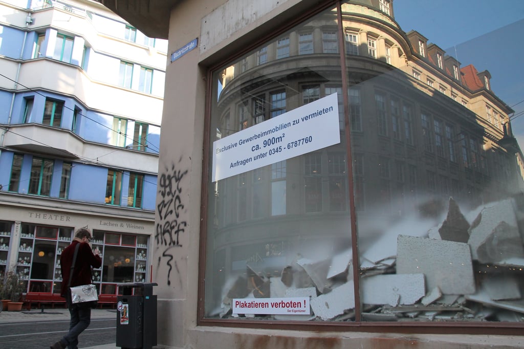 Die Große Ulrichstraße bietet beides:  ein solch  gruseliges Schaufenster im  ehemaligen Xenos-Kaufhauses, zugleich  aber  zahlreiche schöne kleine  Läden