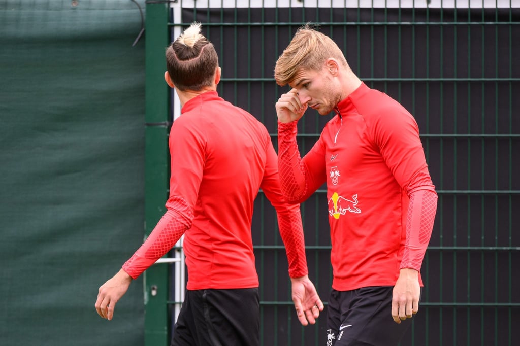 Timo Werner (r) auf dem Weg zum Abschlusstraining.