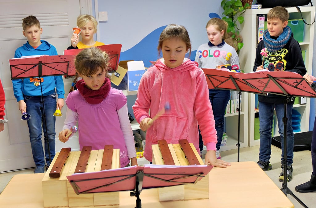 Die Schüler der vierten Klasse spielen zum Auftakt des kleinen Konzerts ein Stück aus dem Winter von Vivaldis „Vier Jahreszeiten“.