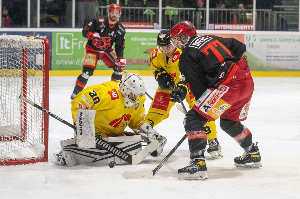 Thomas Merl von den Saale Bulls scheitert in dieser Szene an Krefelds Goalie Leon-Niklas Jessler, war aber ansonsten sehr treffsicher.