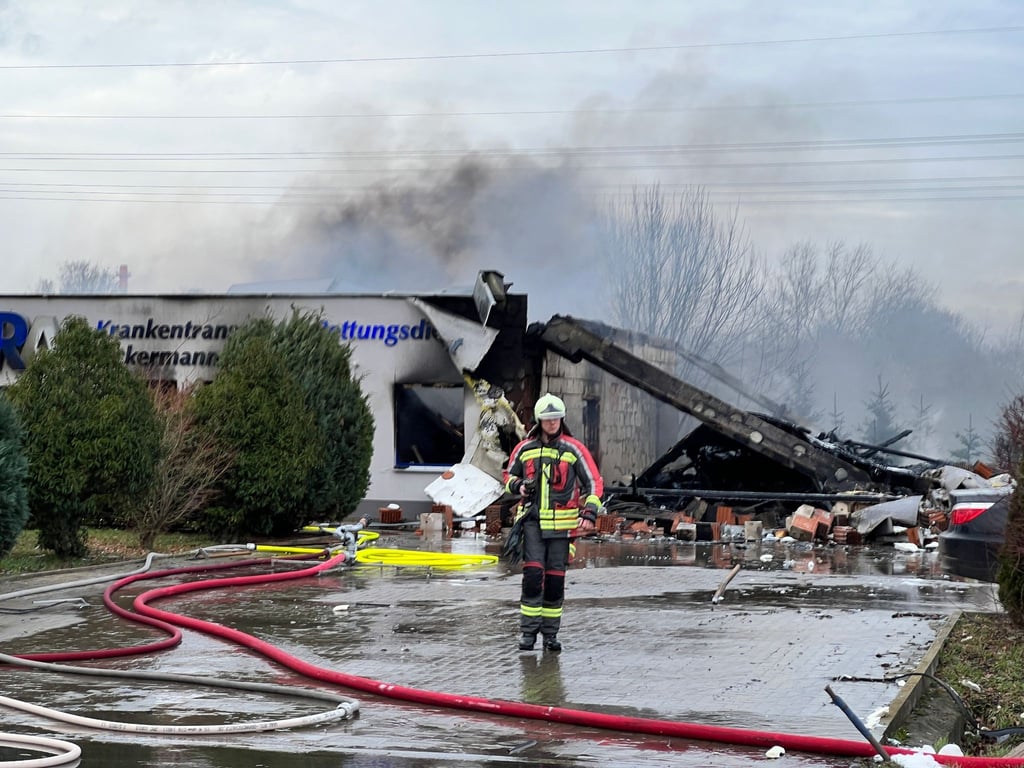 Ein Feuerwehrmann steht nach der Detonation in der Rettungswache in Osterweddingen vor Trümmern.