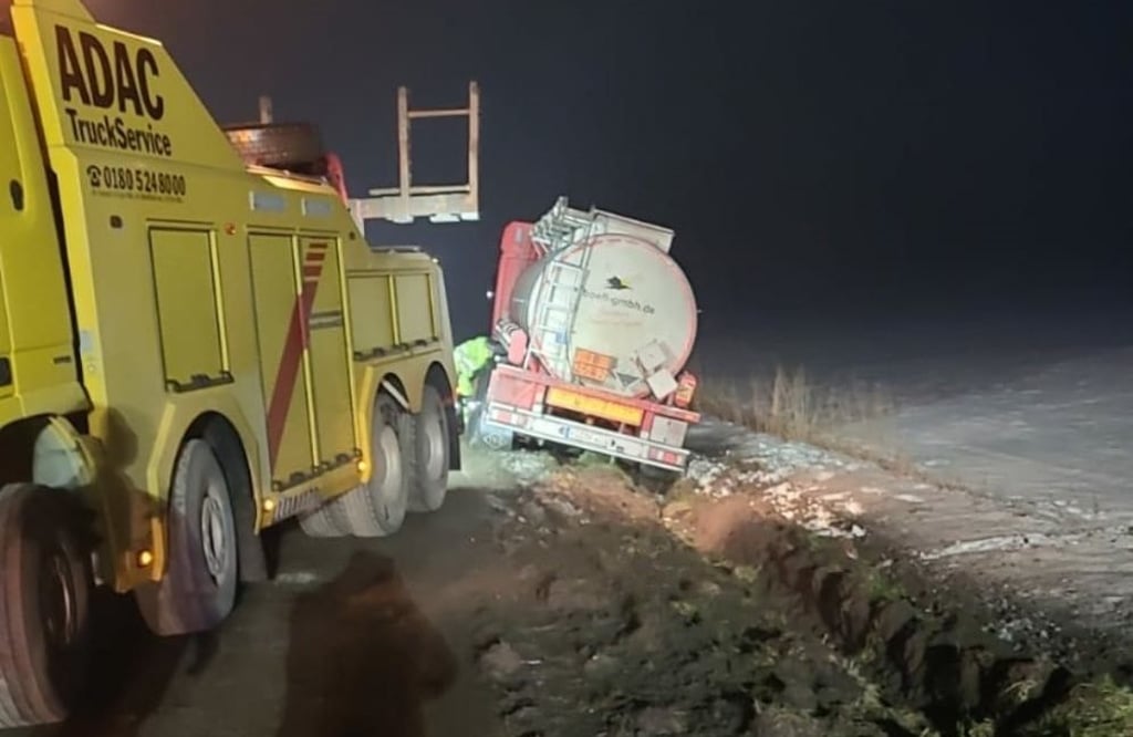 Bei Kleinhelmsdorf war am späten Montagnachmittag ein Gefahrguttransporter in den Straßengraben gerutscht.