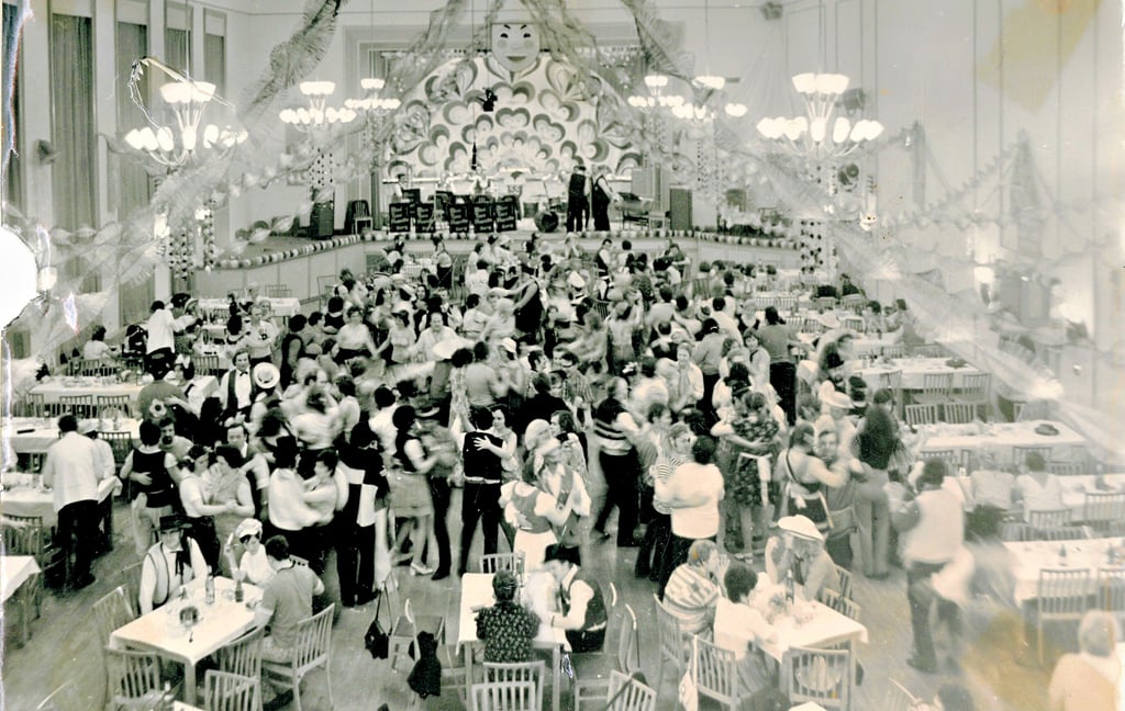 Ein volles Haus war in den 1970er Jahren im großen Saal des Stadtkulturhauses beim Karneval eine Selbstverständlichkeit. Heute fehlt den Genthiner Karnevalisten dieser Saal sehr.