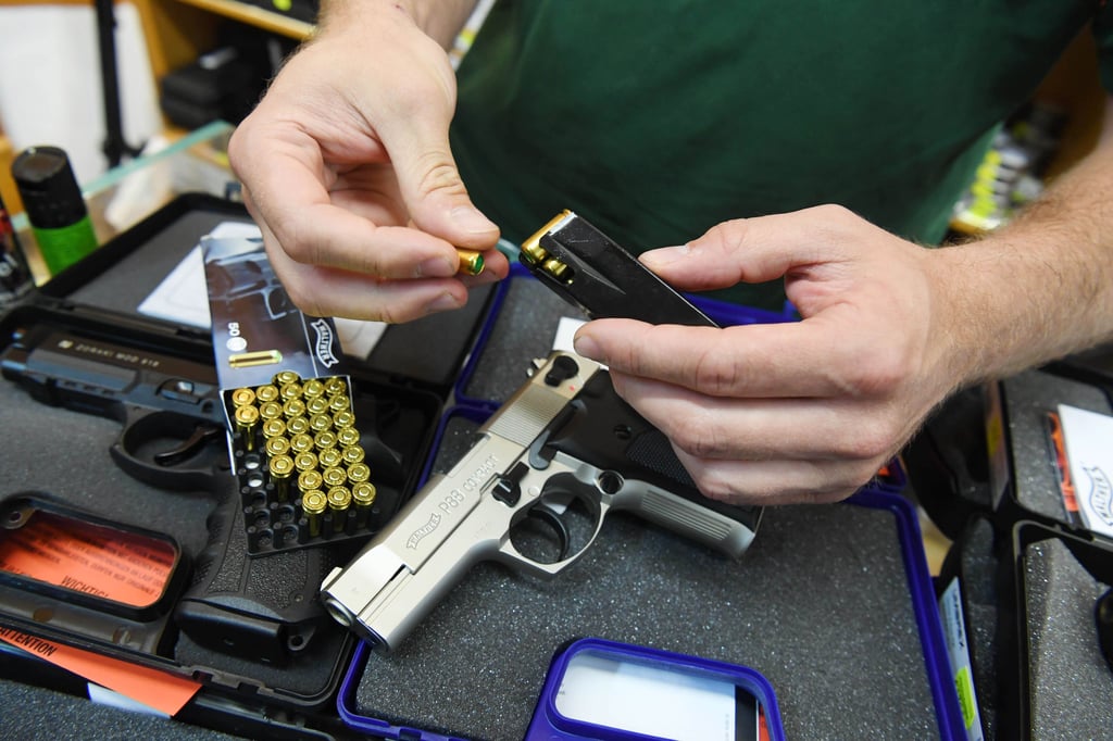 An Volljährige sind Schreckschusswaffen bislang frei verkäuflich.