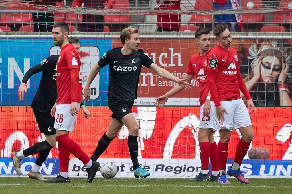 Lange Gesichter beim HFC, während der SC Freiburg jubelt.