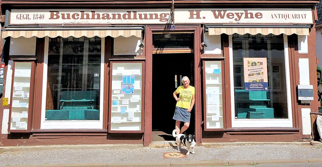 Sabine Decker von der Solidarischen Wohnungsbaugenossenschaft vor dem einstigen Buchhandel in Salzwedel.