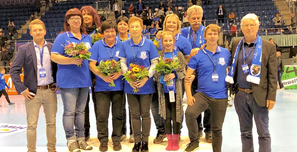 Zum Abschluss eines jeden Pape-Cups gibt es ein gemeinsames Foto mit Lutz Pape (r.) und den ehrenamtlichen Helfern – wie hier 2020 mit dem Versorgungsteam.