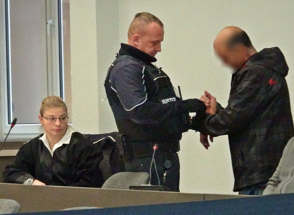 Ein 54-jähriger Mann aus Zerbst muss sich wegen Totschlags vor der 2. Strafkammer des Landgerichts Dessau verantworten.