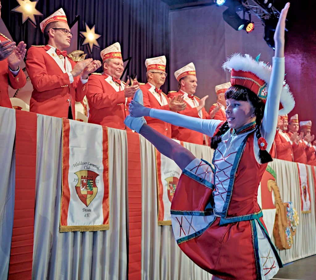 Die Tänzerinnen des Waldeser Carneval Clubs sind fit wie ein Turnschuh. In Dessau-Roßlau wollen sie die Jecken beim großen Umzug mit anschließender Party am Rosenmontag begeistern.