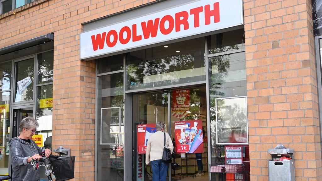 Knapp zwei Monate lang mussten die Türen der Woolworth-Filiale an der Lübecker Straße geschlossen bleiben. Jetzt steht ein Datum für die Neueröffnung fest.