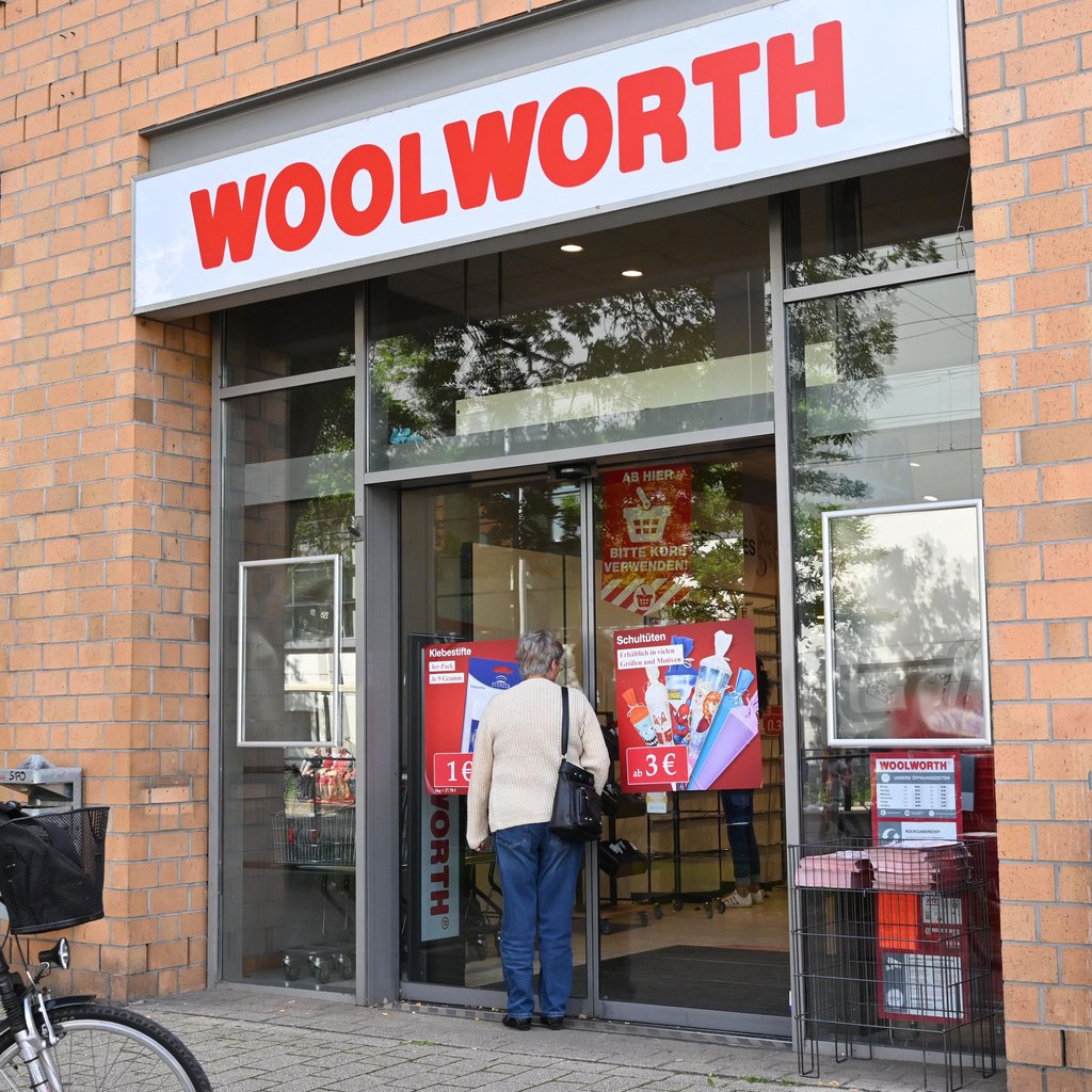 Knapp zwei Monate lang mussten die Türen der Woolworth-Filiale an der Lübecker Straße geschlossen bleiben. Jetzt steht ein Datum für die Neueröffnung fest.
