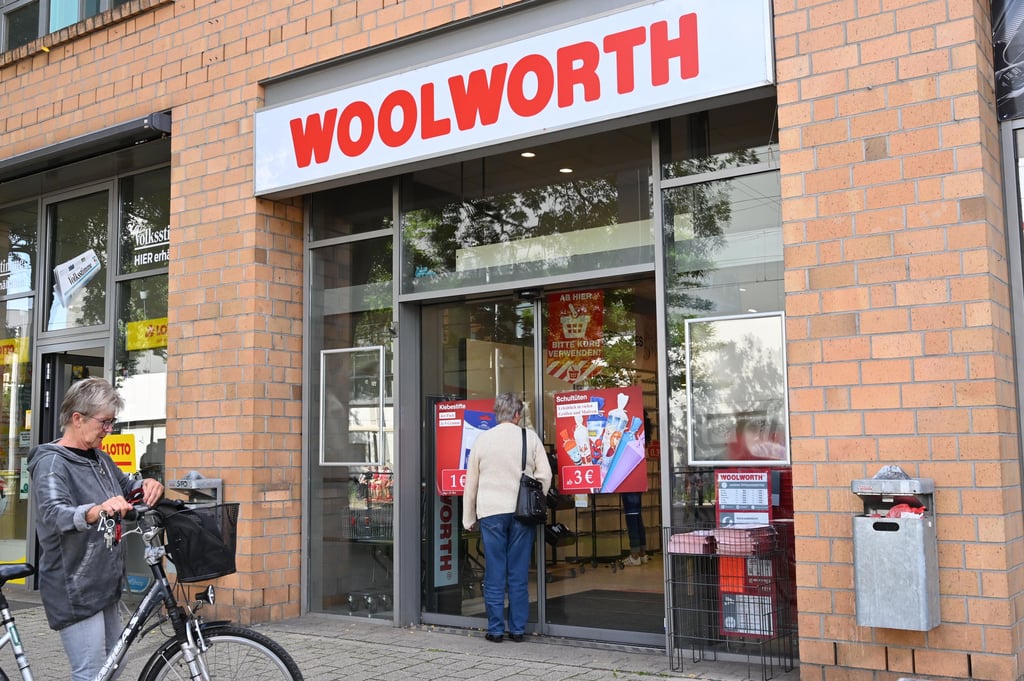 Knapp zwei Monate lang mussten die Türen der Woolworth-Filiale an der Lübecker Straße geschlossen bleiben. Jetzt steht ein Datum für die Neueröffnung fest.