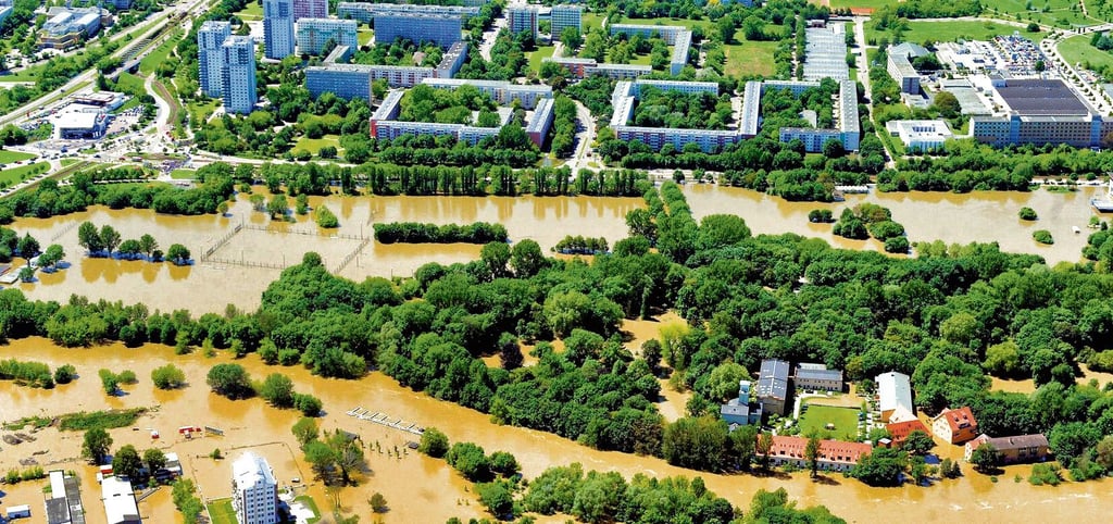 So sah es 2013 während des Hochwassers rund um den Gimritzer Damm aus. Der Bereich östlich der Saale wurde überflutet.