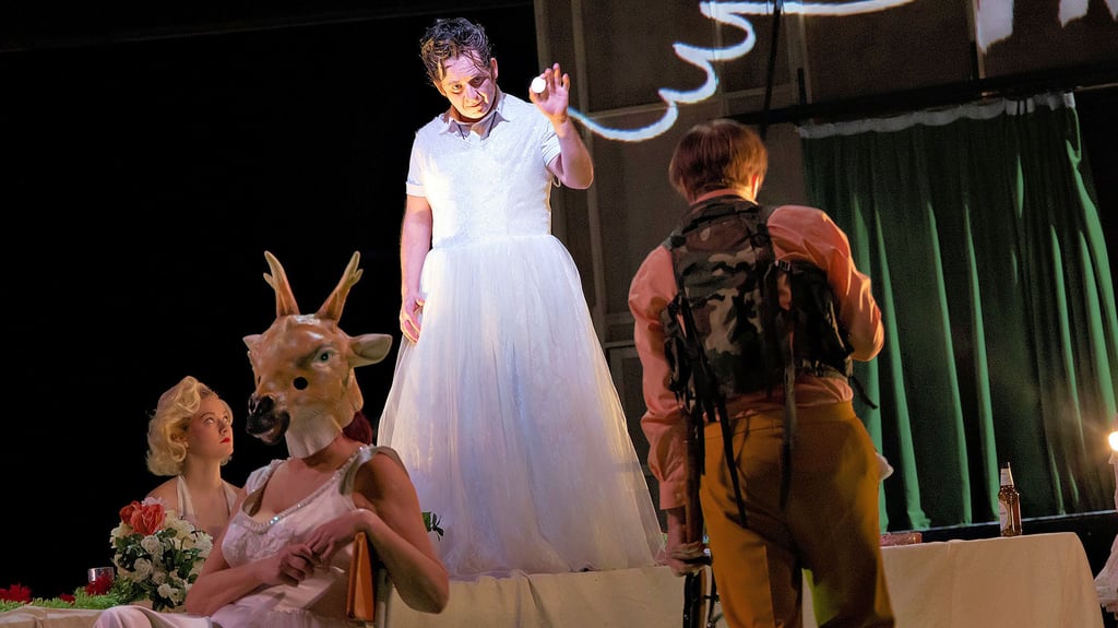 Hier ist der Teufel los: Roman Weltzien als Stelzfuß (Mitte) und Sebastian Graf als Wilhelm 