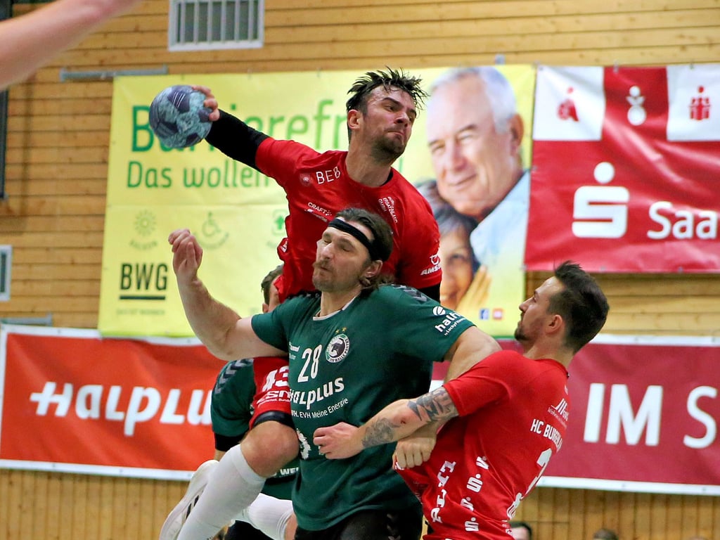 Marc Esche (oben) - hier mit dem Hallenser Pierre Sogalla und HCB-Kapitän Kenny Dober - feierte mit den Burgenländern zuletzt einen 27:21-Erfolg beim Tabellendritten USV. Am Samstag empfängt er mit dem HCB den Verfolger aus Köthen zum Gipfeltreffen der Oberliga.