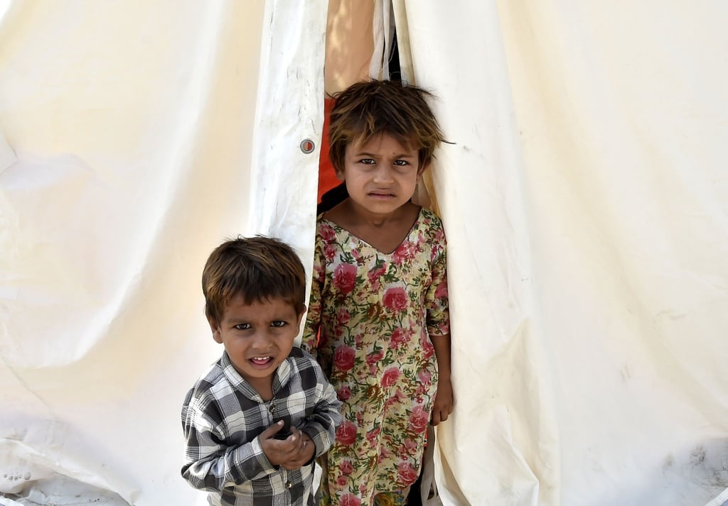 Von Überschwemmungen betroffene Kinder in einem Lager in Pakistan.